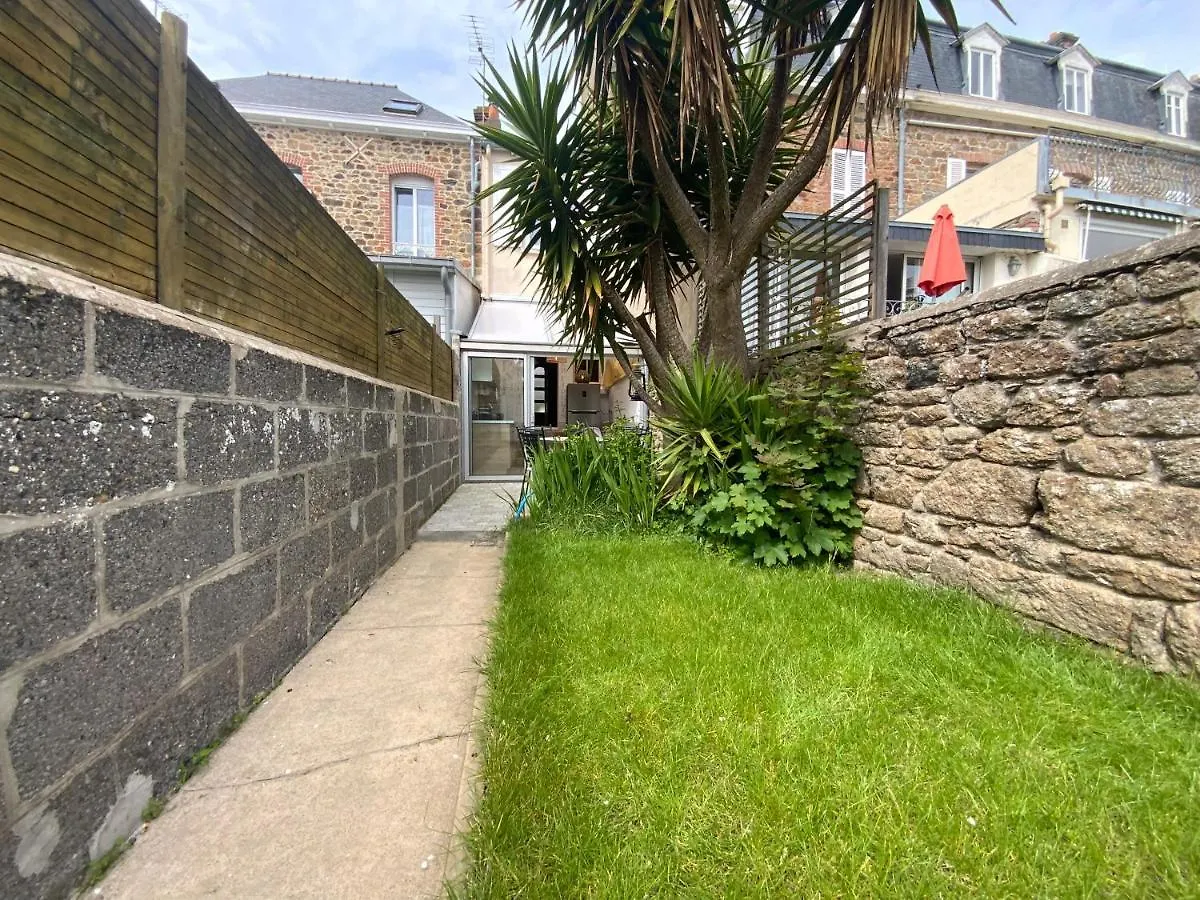 Maison bord de mer   Le Bateau IvRe  Saint-Malo Hébergement de vacances
